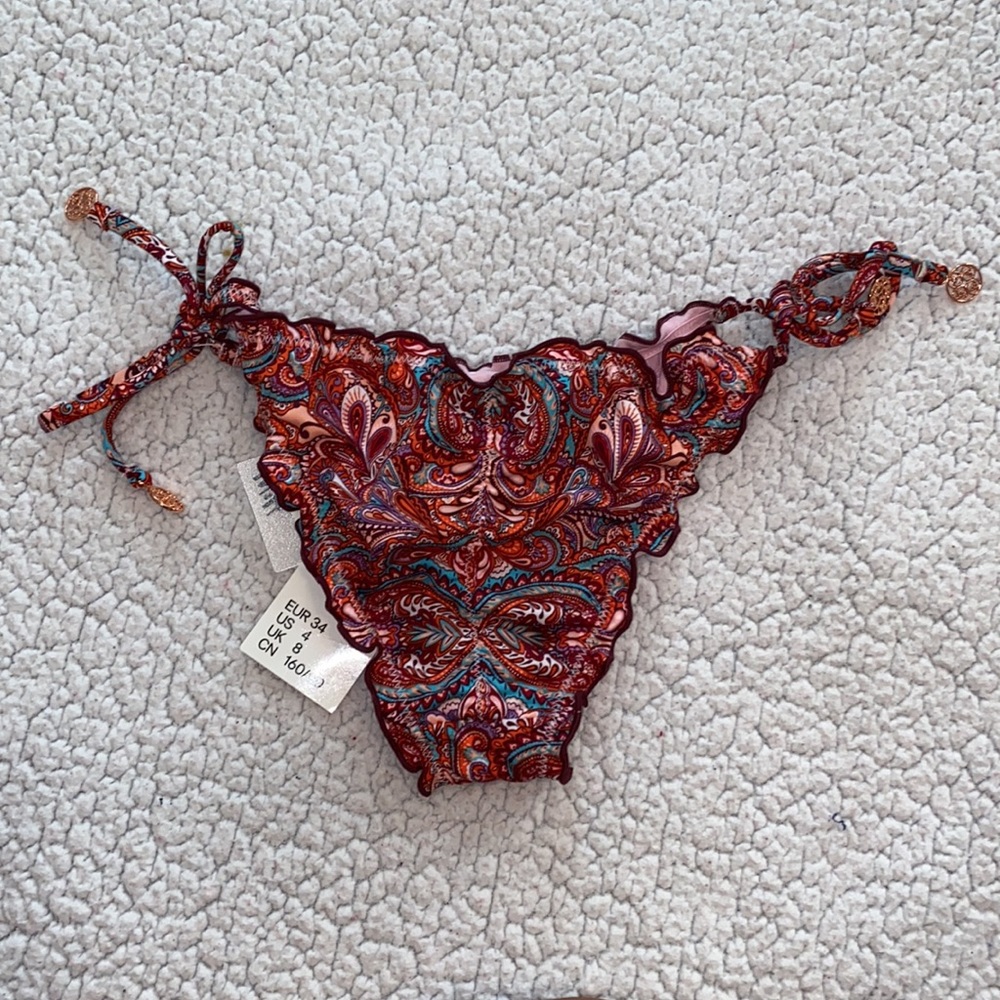 Bikini - Picture 8 of 10